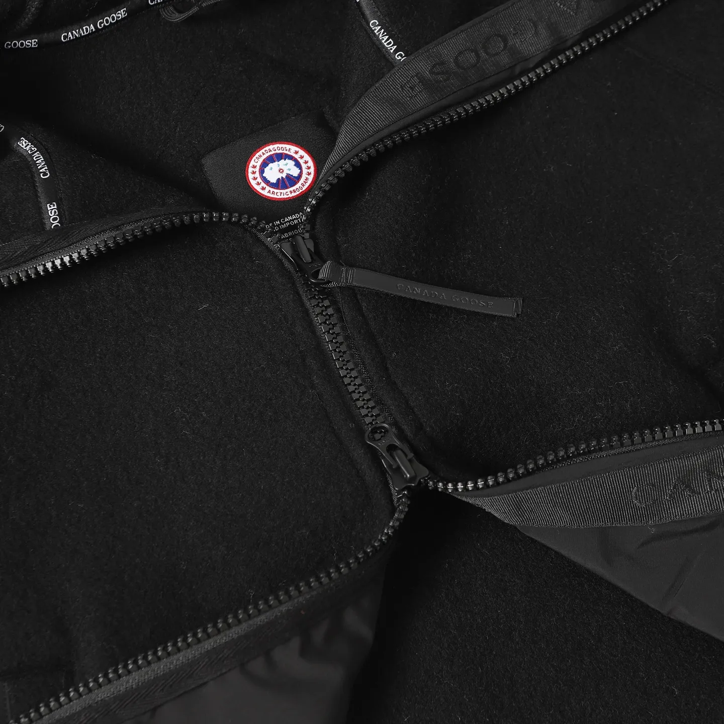 P620 Canada Goose/ Chilliwa series cashmere bomber jacket, exclusive customized wool fabric, containing 60% wool content! Super lightweight, soft and warm! The high-tech breathable space cotton liner makes the entire shape very stiff and soft, comfortable and lightweight at the same time. Breathable, soft, non-stuffy, lightweight, stylish, and non-deformable. The iconic double-stripe reflective strips are designed on the back of the collar and splicing. No detail is missed. The front placket allows you to easily cope with seasonal changes and calmly resist bad weather. High-density badges. All threaded accessories are customized. Loose fit and adjustable drawstring. Not bloated at all. Quite fashionable. It can be said to be a very unique design. This year's must-have style is for men and women. Size: S-L